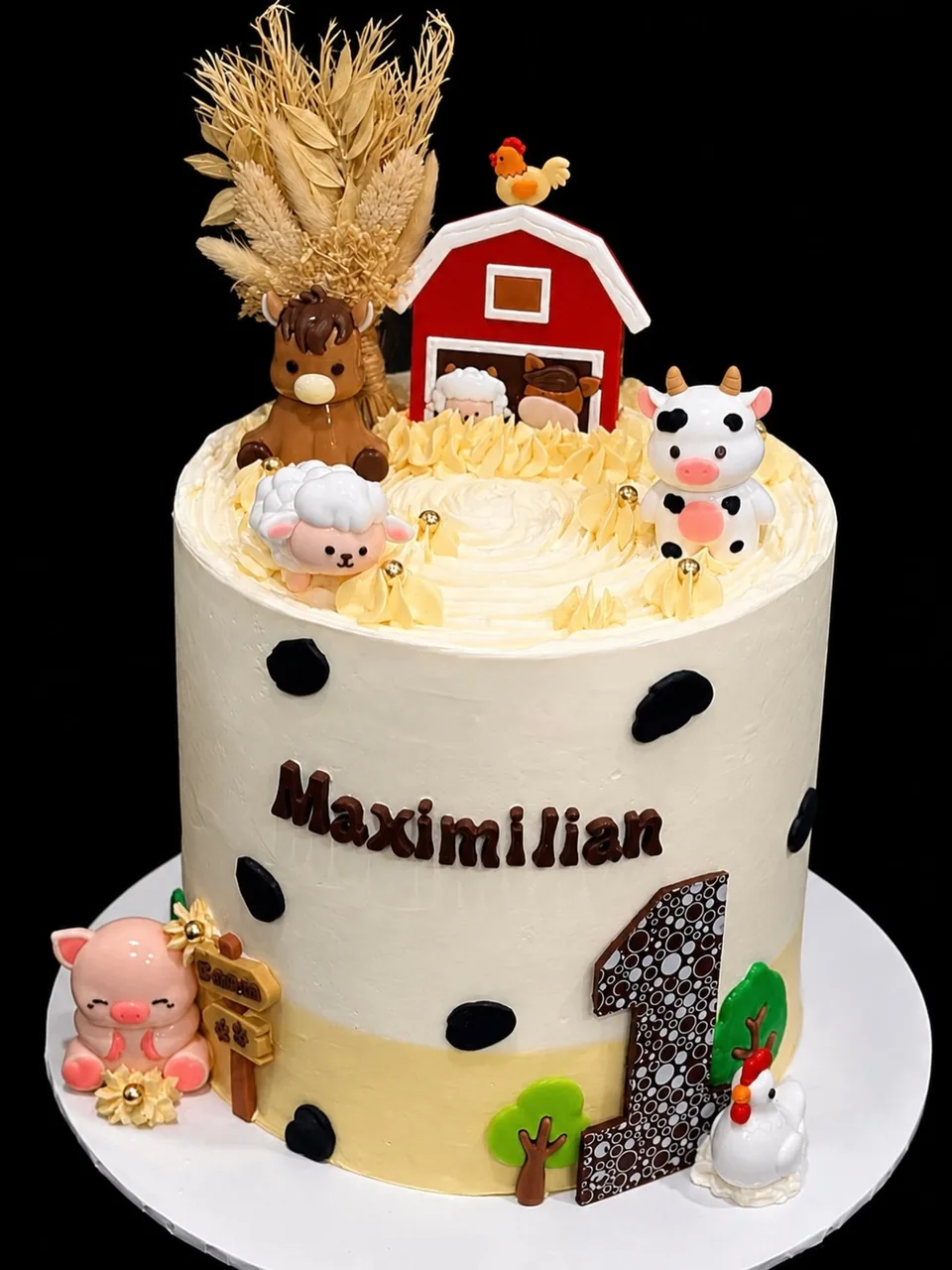 Torta temática de granja para primer cumpleaños con animalitos de fondant