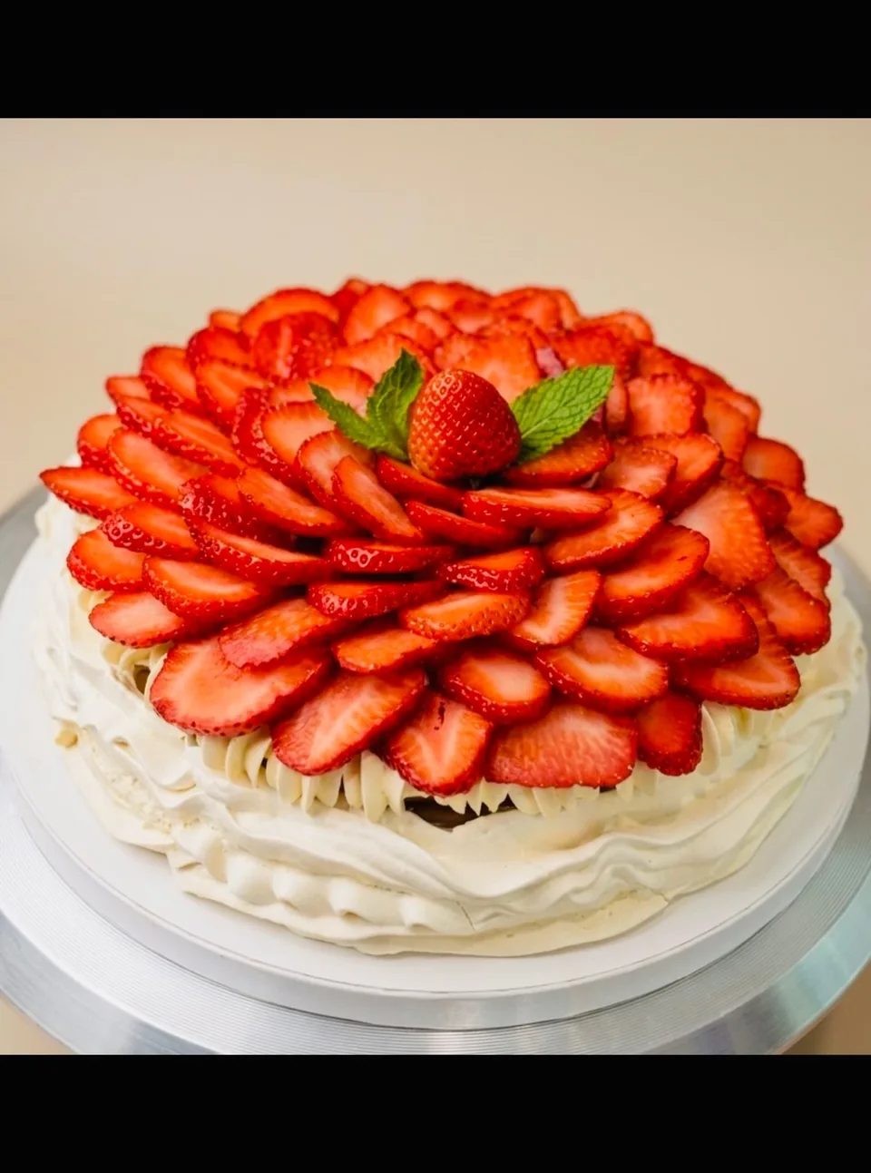 Pavlova con crema batida, fresas frescas y menta